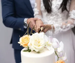 Para młoda kroi tort