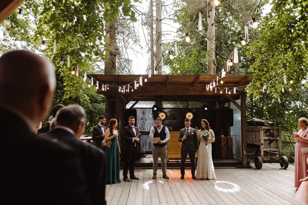 Konferansjer wita gości na weselu