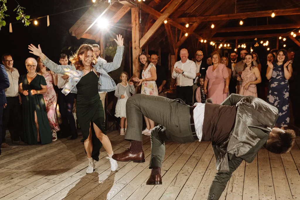 Pan młody na weselu robi salto w tył