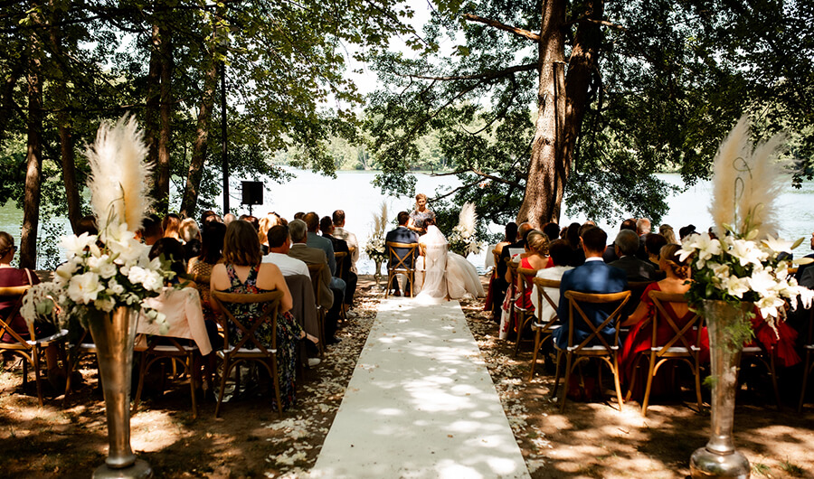 Ślub plenerowy nad jeziorem